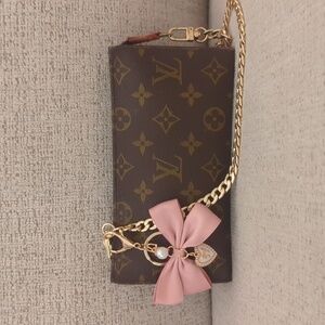 Louis Vuitton GM Bucket Pouch Shoulder Bag with Accessories